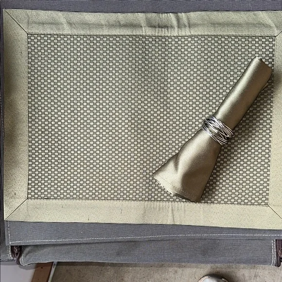 Placemats with napkins and holders - Picture 1 of 6